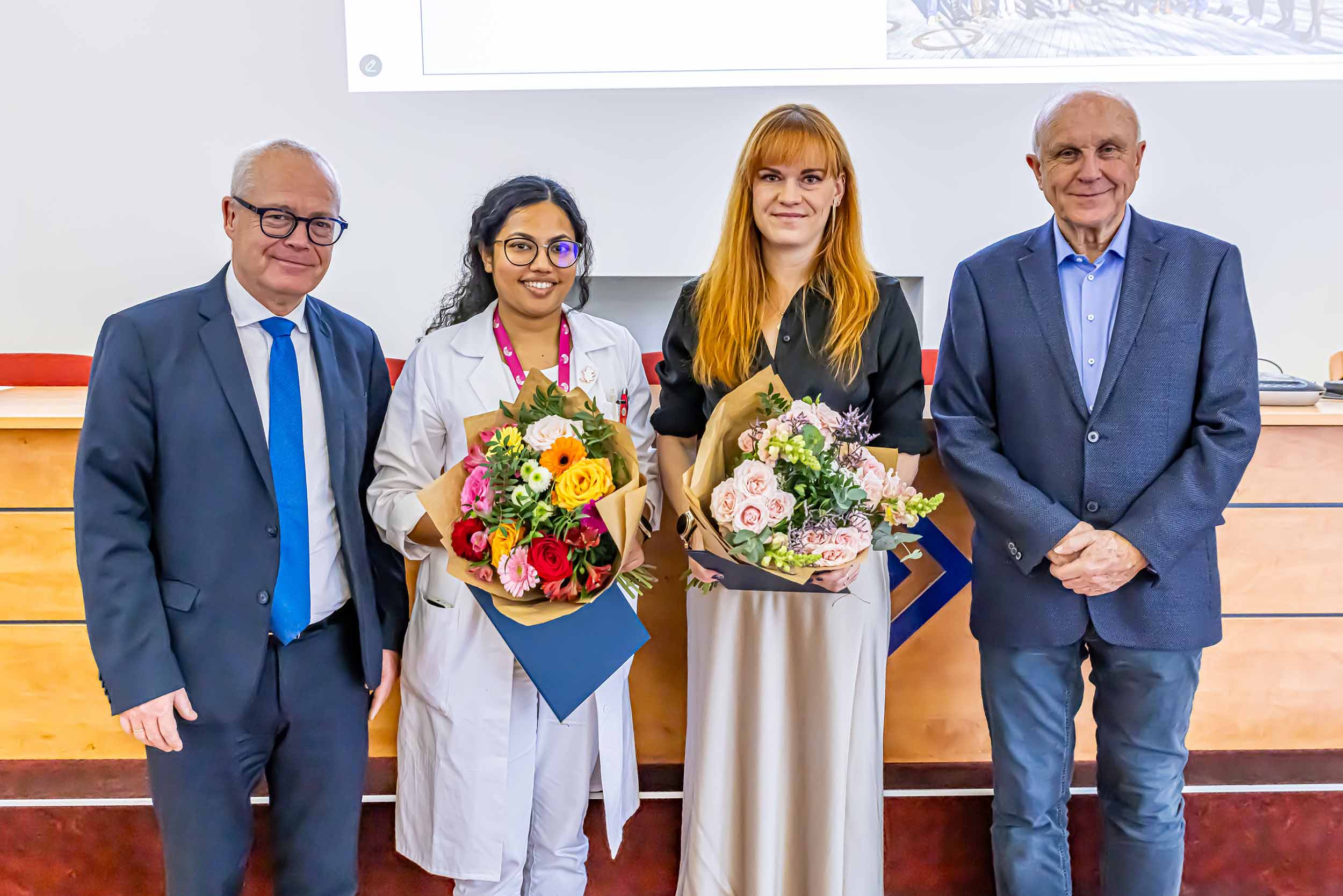 Zleva: děkan prof. Marek Babjuk, další oceněná dr. Shenali Amaratunga, dr. Tereza Štveráková a prof. Jan Starý, předseda komise pro udílení cen Adamových