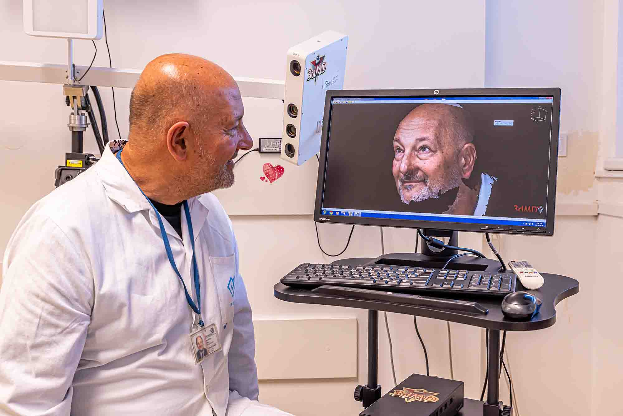 Prof. Macek a čerstvě pořízený 3D model jeho obličeje. Obličejový 3D skener slouží na ÚBLG k diagnostickým i výzkumným účelům. Fotografie na této straně: Matouš Vokatý