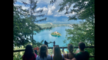 Bled je najslávnejšie slovinské jazero. Špecifické je tým, že sa tu nachádza jediný slovinský ostrov, ktorý láka množstvo turistov.