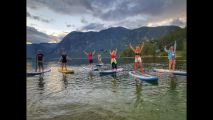 Slovinci milujú vodné športy. Počas nášho pobytu sme si vyskúšali paddleboarding na Bohnijsom jazere a rafting na rieke Soča. V Soči som zaplávala svojich najrýchlejších 100 metrov – voda mala totiž len 12 stupňov. 