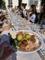 Tradiční švédské jídlo na Midsummer Dinner pořádané švédskými studenty