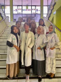 Fotka se studenty medicíny před pediatrickým oddělením