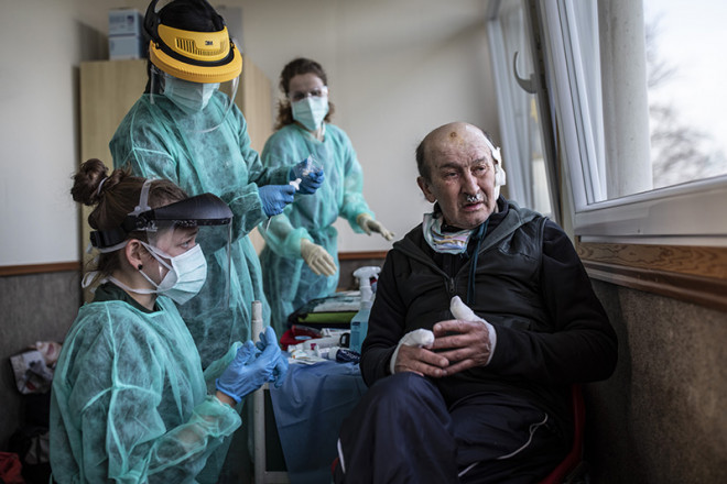 Medics in the Streets. Photo: Milan Bureš