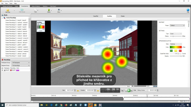 Eye-tracking. V laboratoři používáme zařízení ke sledování očních pohybů (Tobii eye tracker), které umožňuje v předem definovaných oblastech navigačních úloh změřit přesný počet a délku zrakových fixací. – Úloha Virtuální město s implementovaným sledováním očních pohybů. Heat-mapa (barevné body v úloze) znázorňuje aktuální zrakovou fixaci.