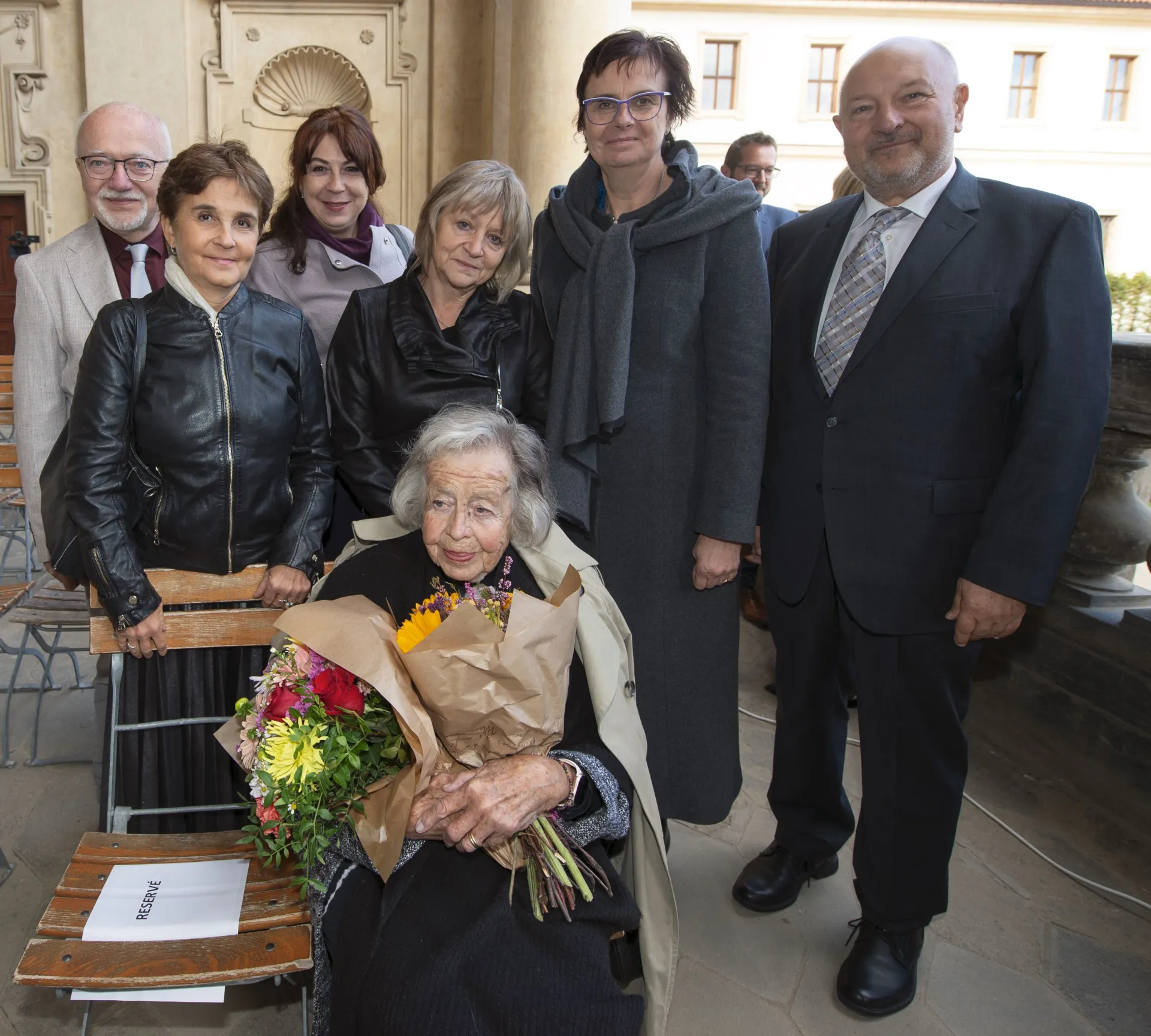 Doc. Věra Vávrová, sedící, vpravo prof. Milan Macek. Fotografie: ČLS JEP